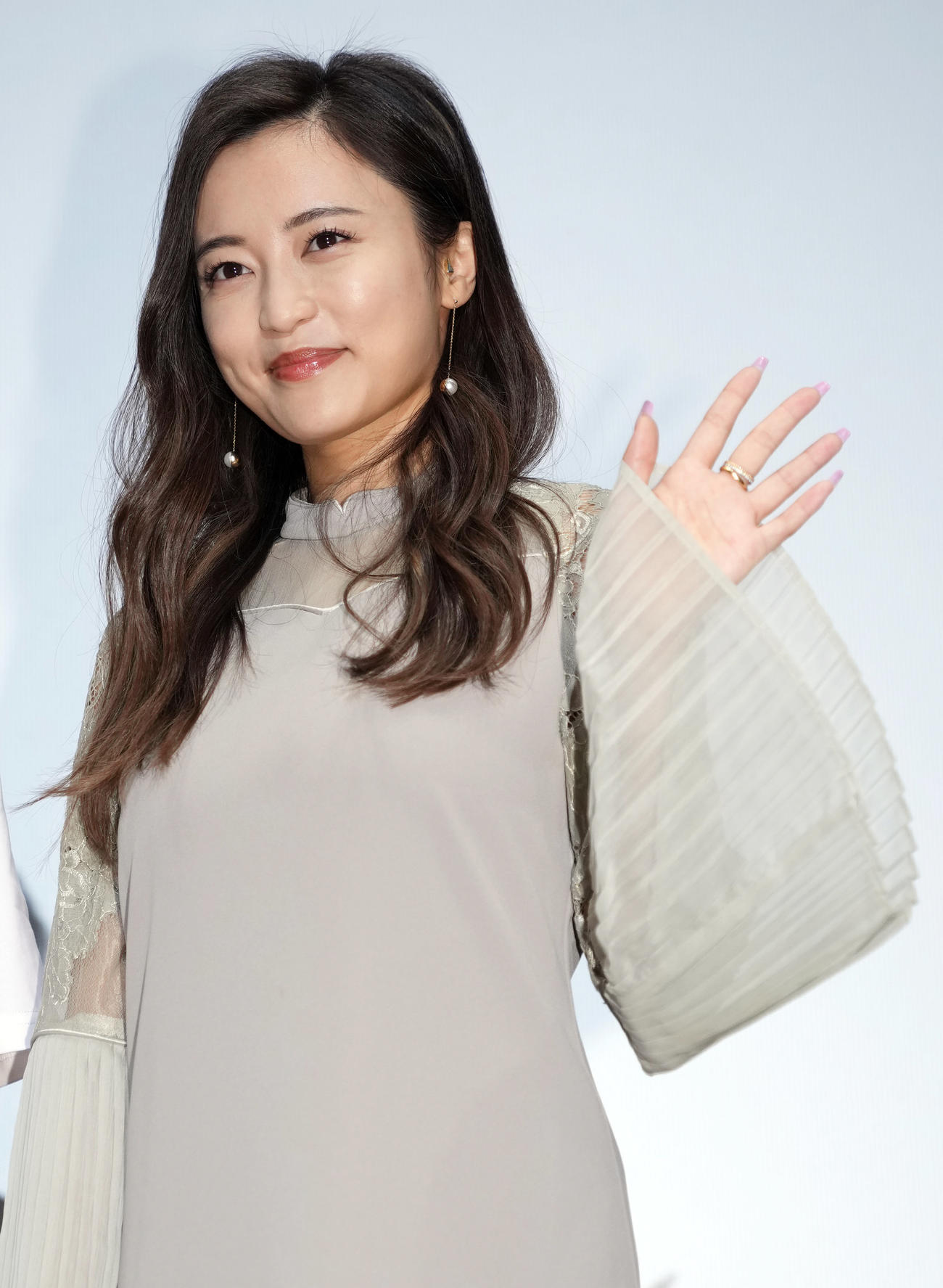映画「再会長江」の舞台あいさつで笑顔を見せる小島瑠璃子（撮影・狩俣裕三）