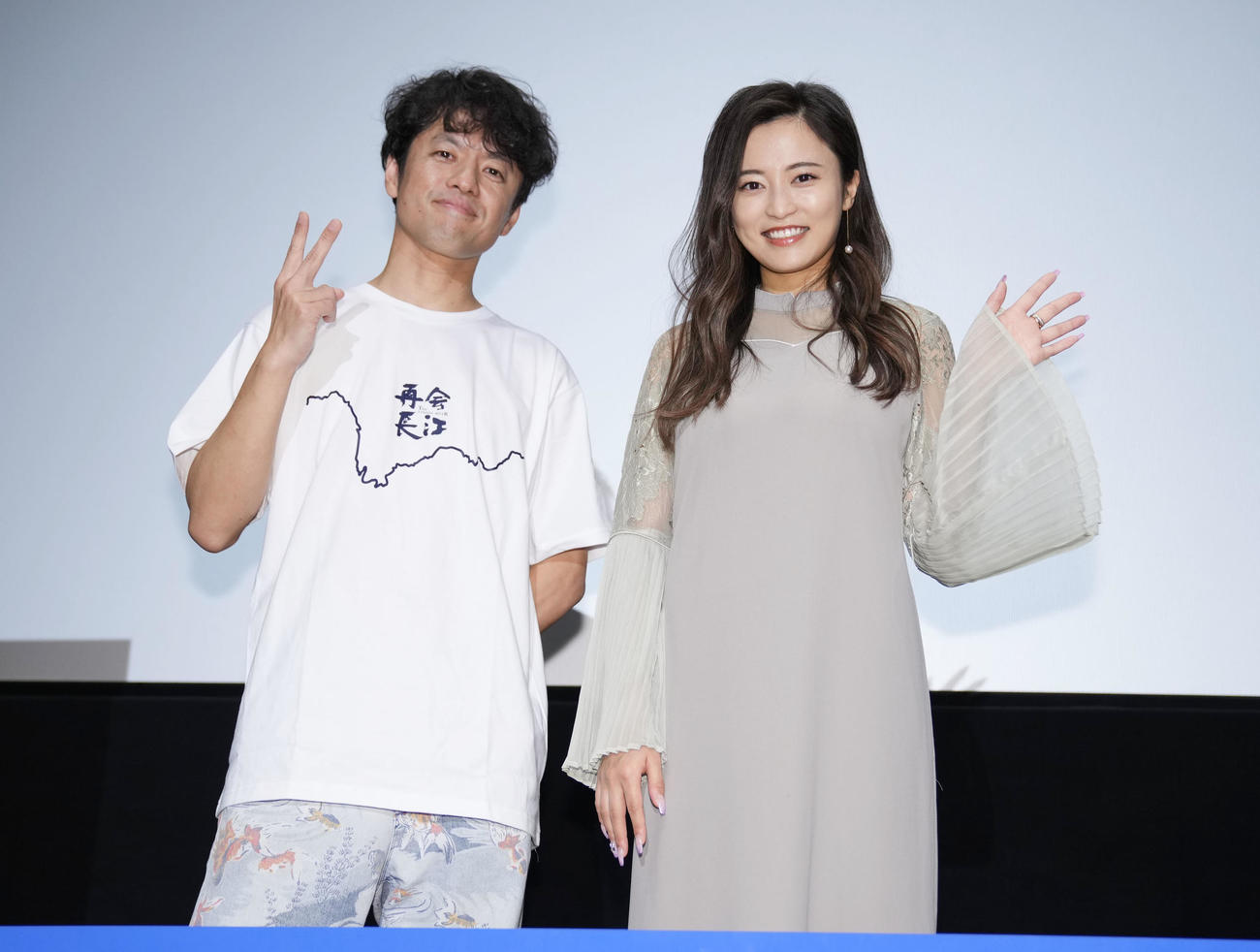 映画「再会長江」の舞台あいさつで、記念撮影する竹内亮監督（左）とナレーションを務めた小島瑠璃子（撮影・狩俣裕三）