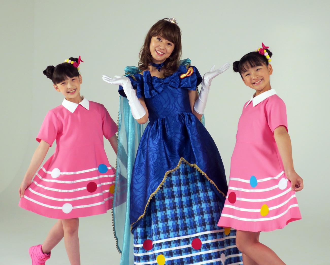 くまのがっこう音楽劇「ジャッキーと不思議なオルゴール」プリンセスお披露目会で。左から、原ののか、鈴木亜美、柳本はんな