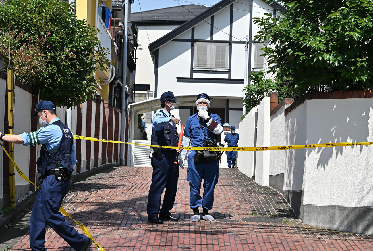 市川猿之助の自宅周辺で規制線を張って捜査する警察官ら（撮影・滝沢徹郎）