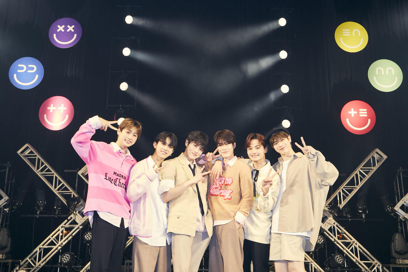 ＠LAPONE Entertainment 6人組グローバルボーイズグループDXTEEN（ディエックスティーン）。左から田中笑太郎、平本健、大久保波留、谷口太一、寺尾香信、福田歩汰