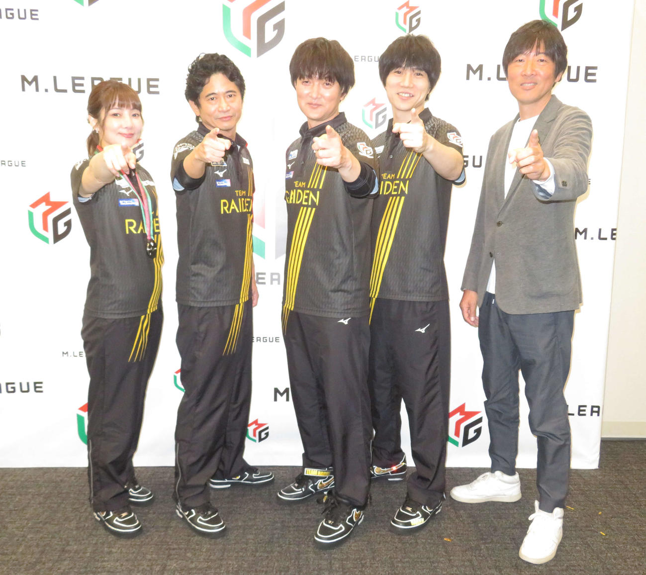 Mリーグ2022－23シーズンを3位で終えたTEAM RAIDEN／雷電。左から黒沢咲、萩原聖人、瀬戸熊直樹、本田朋広、高柳寛哉監督（撮影・横山慧）