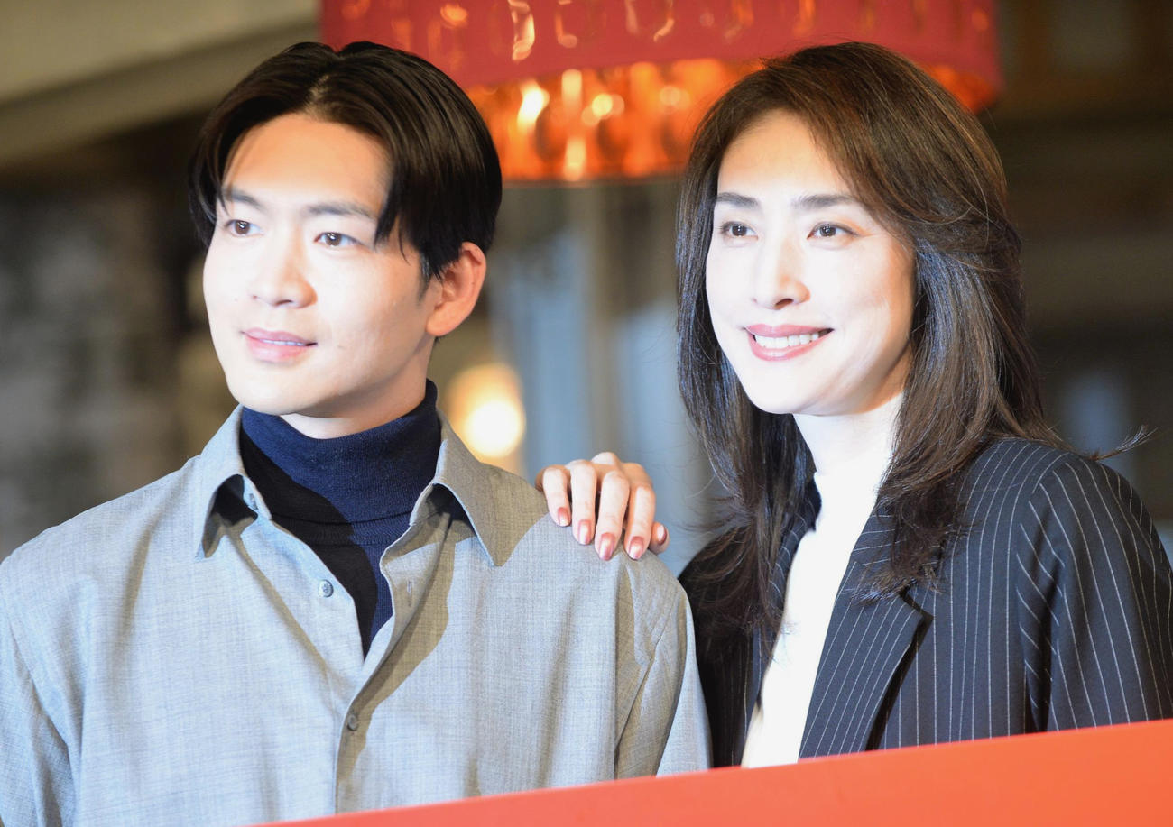 「合理的にあり得ない～探偵・上水流涼子の解明～」に出演する松下洸平（左）と天海祐希