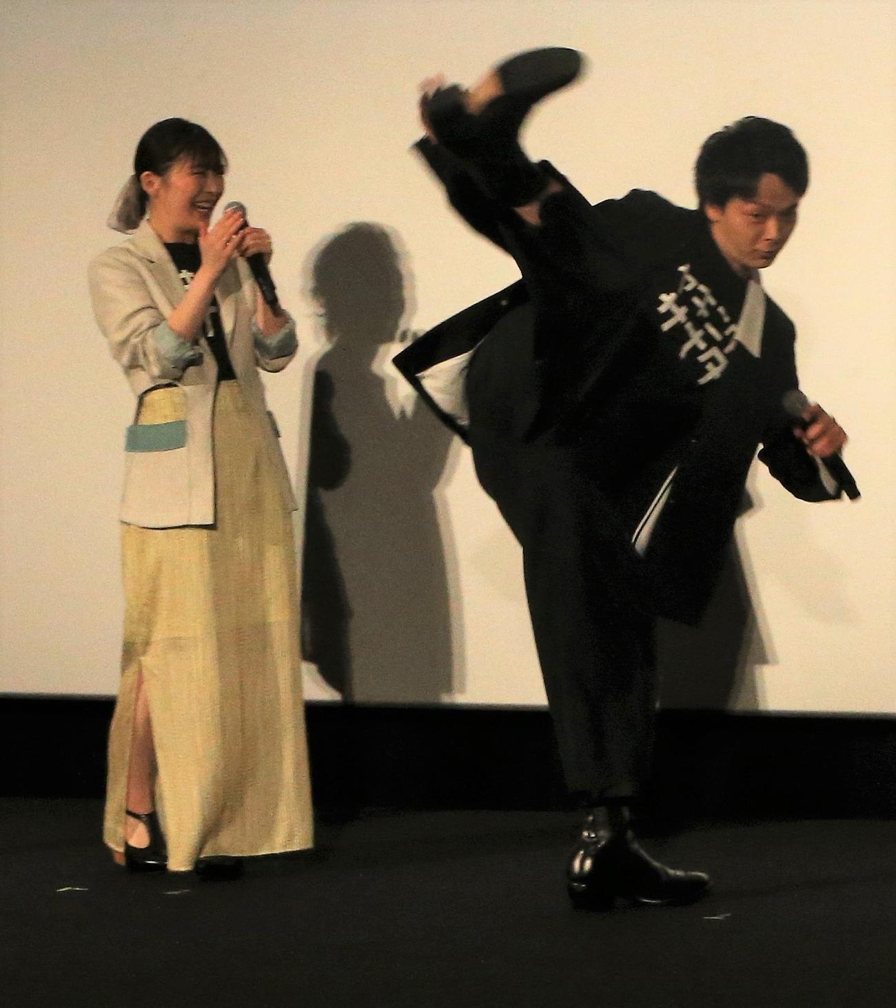 「宇宙人のあいつ」公開記念舞台あいさつで回し蹴りを披露する中村倫也、左は伊藤沙莉