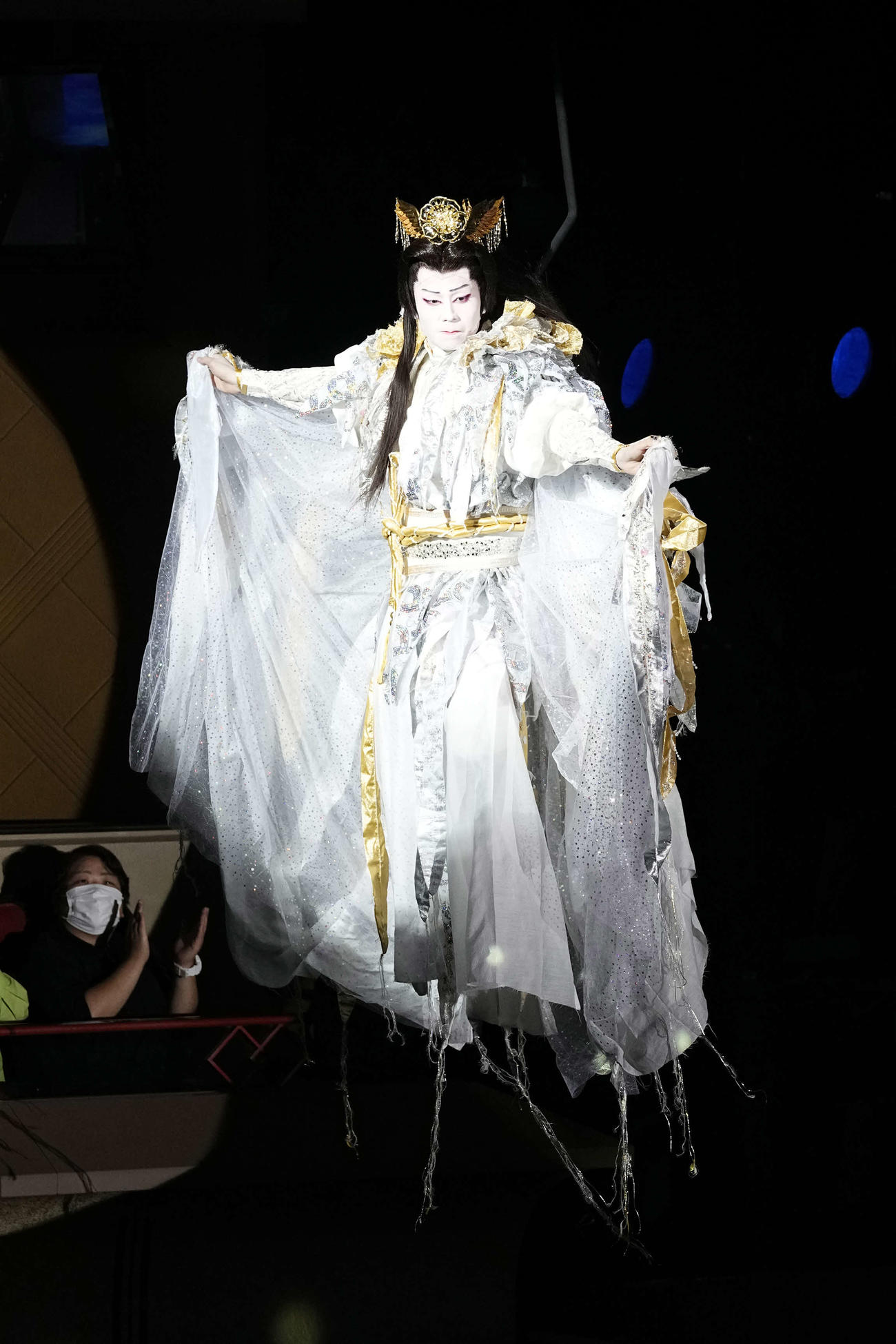 「不死鳥よ　波濤を越えて－平家物語異聞－」で宙乗りを見せる市川團子（松竹撮影）