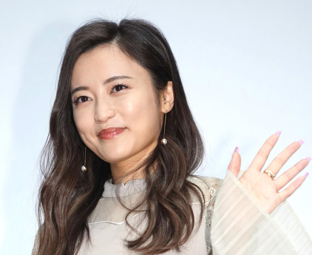 映画「再会長江」の舞台あいさつで笑顔を見せる小島瑠璃子（撮影・狩俣裕三）