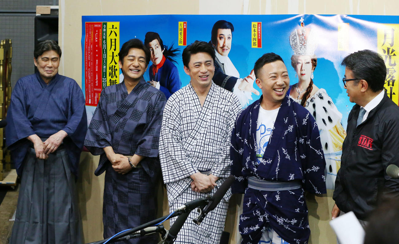2019年5月、三谷幸喜（右端）の言葉に笑顔を見せる市川猿之助（左から4人目）ら