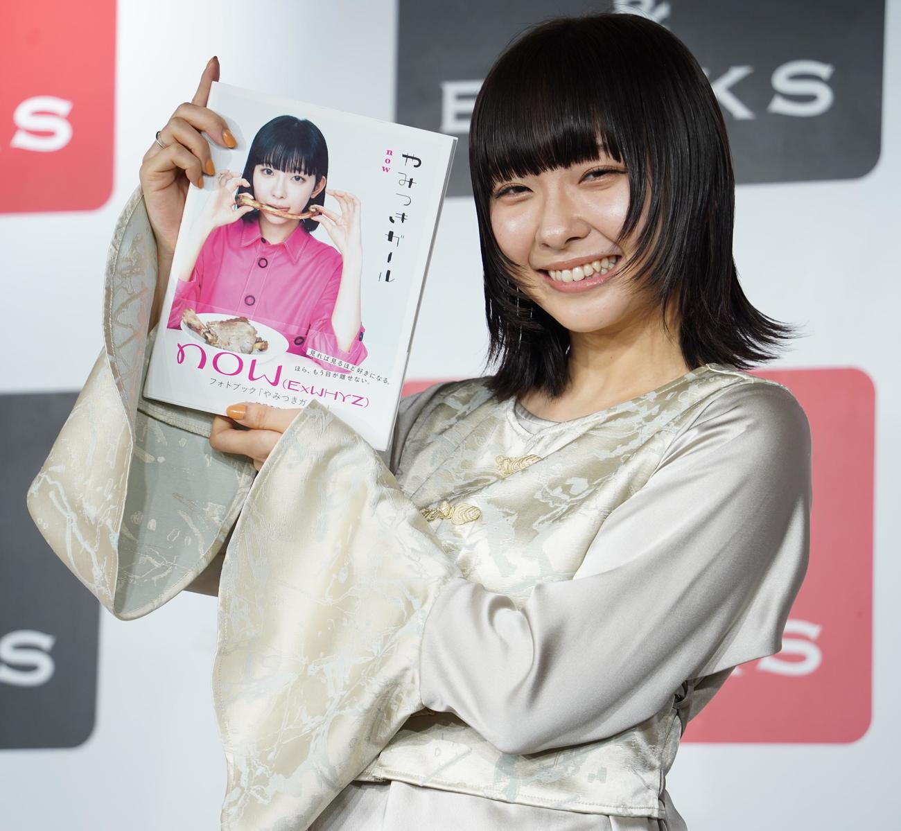 フォトブック「やみつきガール」（東京ニュース通信社）の発売イベントを行った、now（撮影・佐藤勝亮）