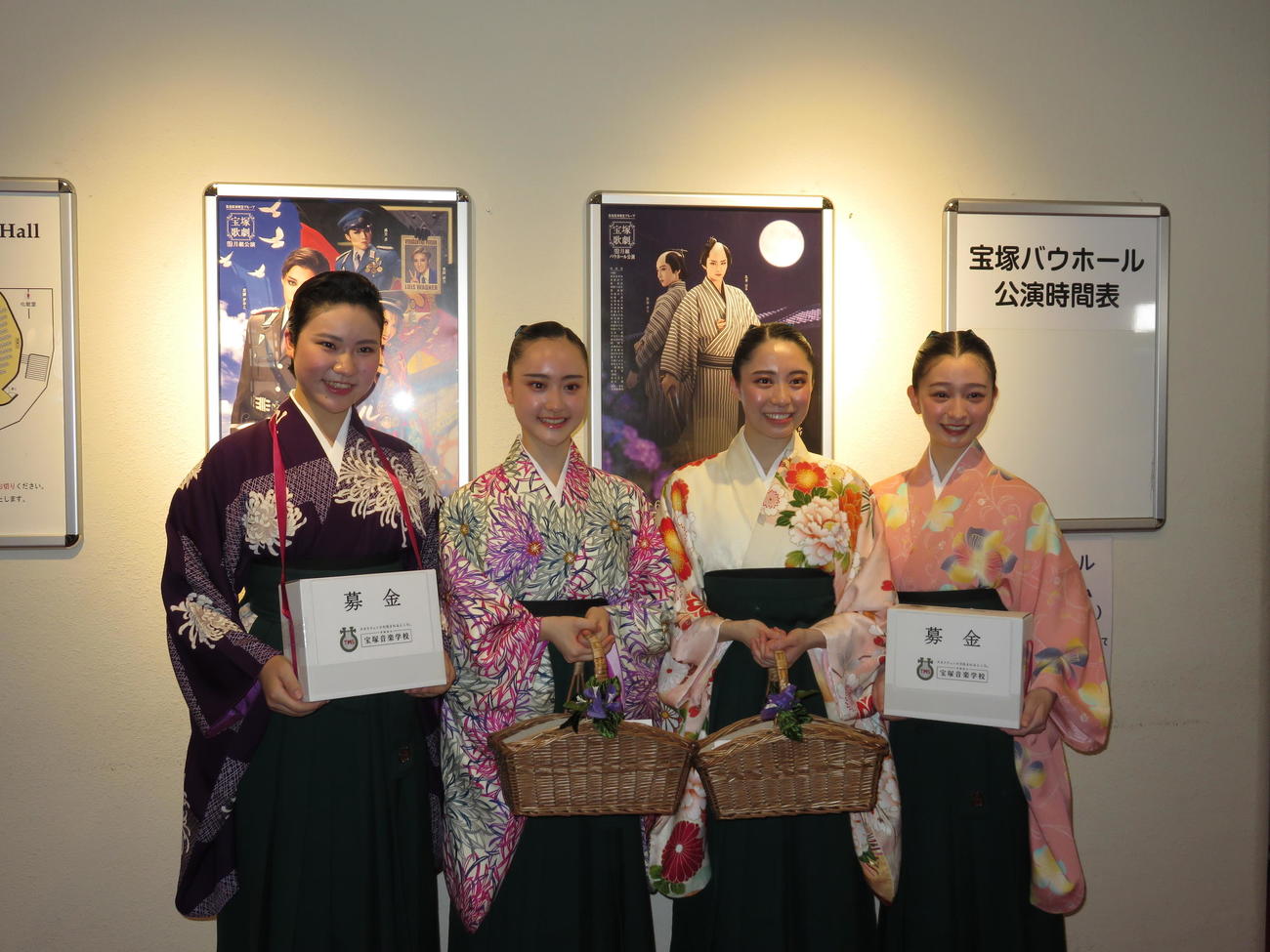 取材に応じた110期生代表の（左から）工藤すず奈さん、溝口薫子さん、御子柴凛々子さん、田良結芽さん（撮影・村上久美子）
