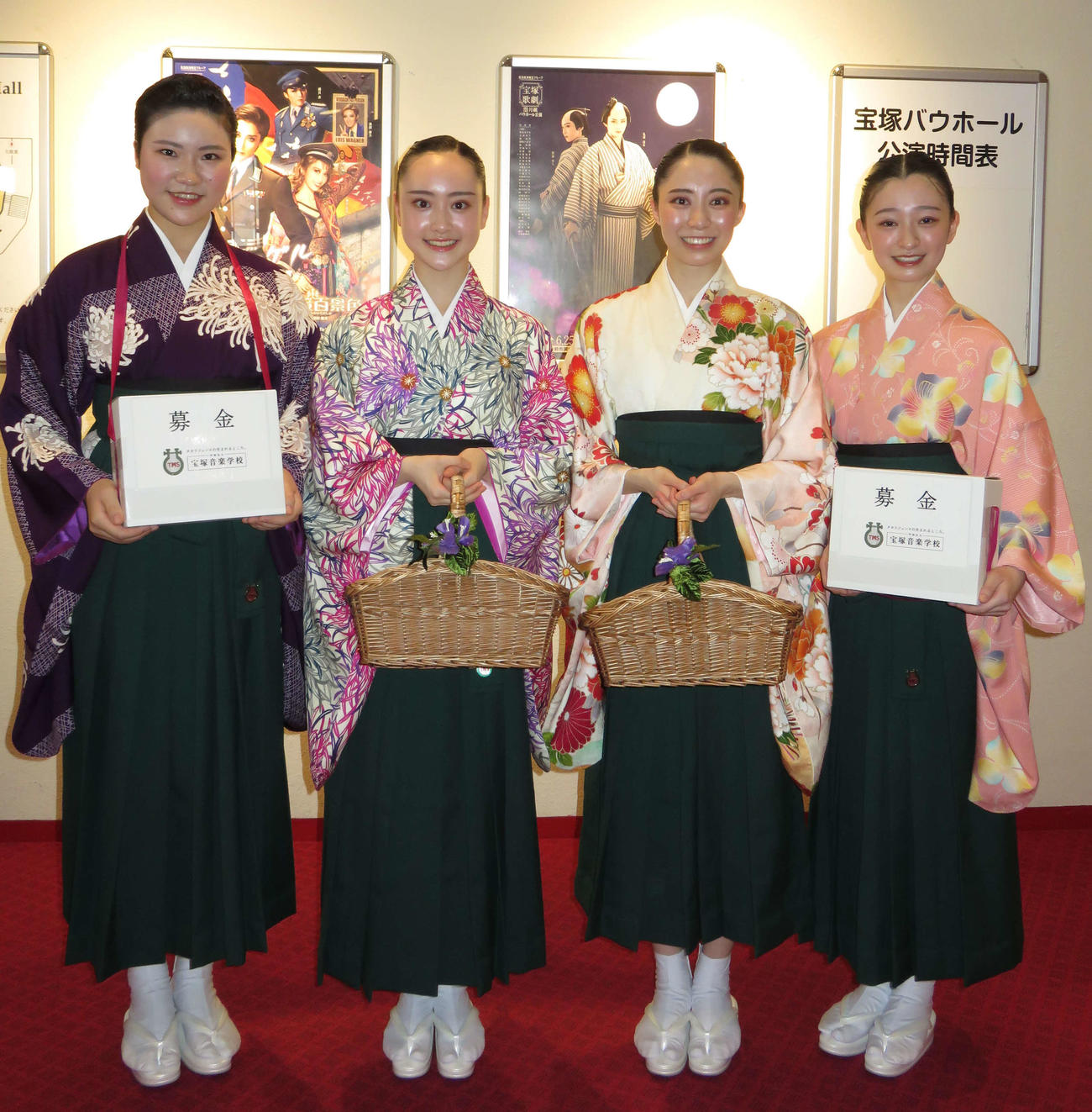 すみれ募金活動を終え、代表取材に応じた110期本科生の（左から）工藤すず奈さん、溝口薫子さん、御子柴凛々子さん、田良結芽さん（撮影・村上久美子）