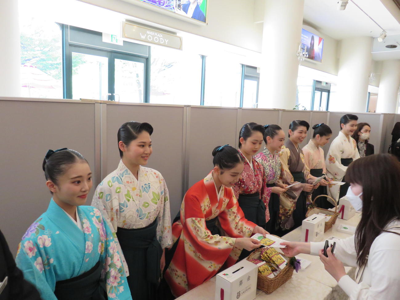4年ぶりの「すみれ募金」活動に参加した宝塚音楽学校生（撮影・村上久美子）
