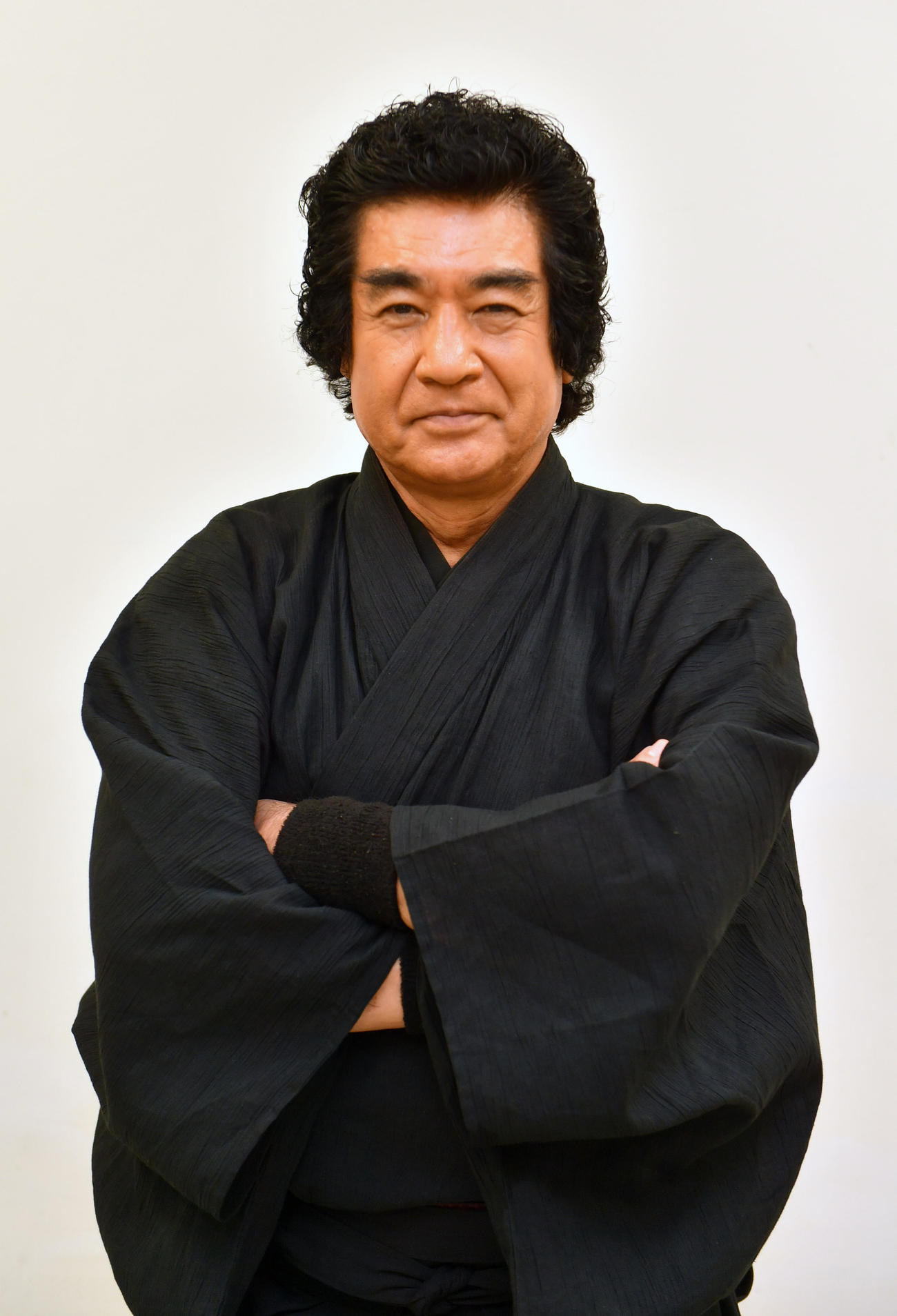 ポーズを決める藤岡弘（2020年9月撮影）