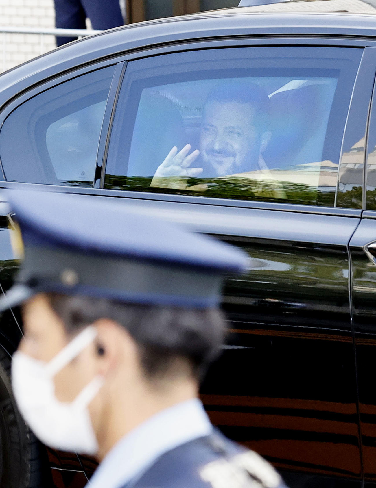 平和記念公園に向かう車中で、沿道に手を振るウクライナのゼレンスキー大統領（共同）