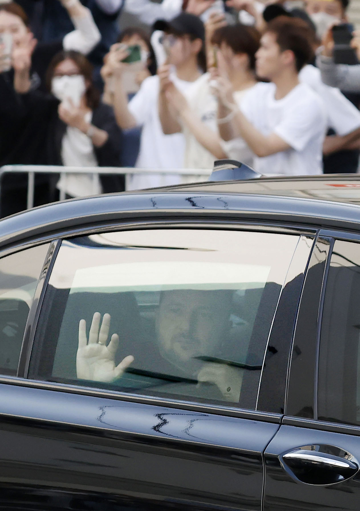 平和記念公園に向かう車中で、沿道に手を振るウクライナのゼレンスキー大統領（共同）