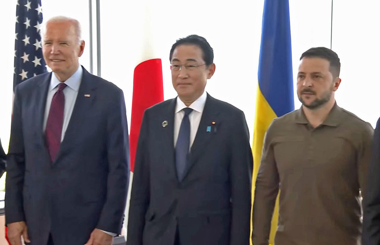 G7広島サミットで記念写真に納まる（左から）バイデン米大統領、岸田首相、ウクライナのゼレンスキー大統領（共同）