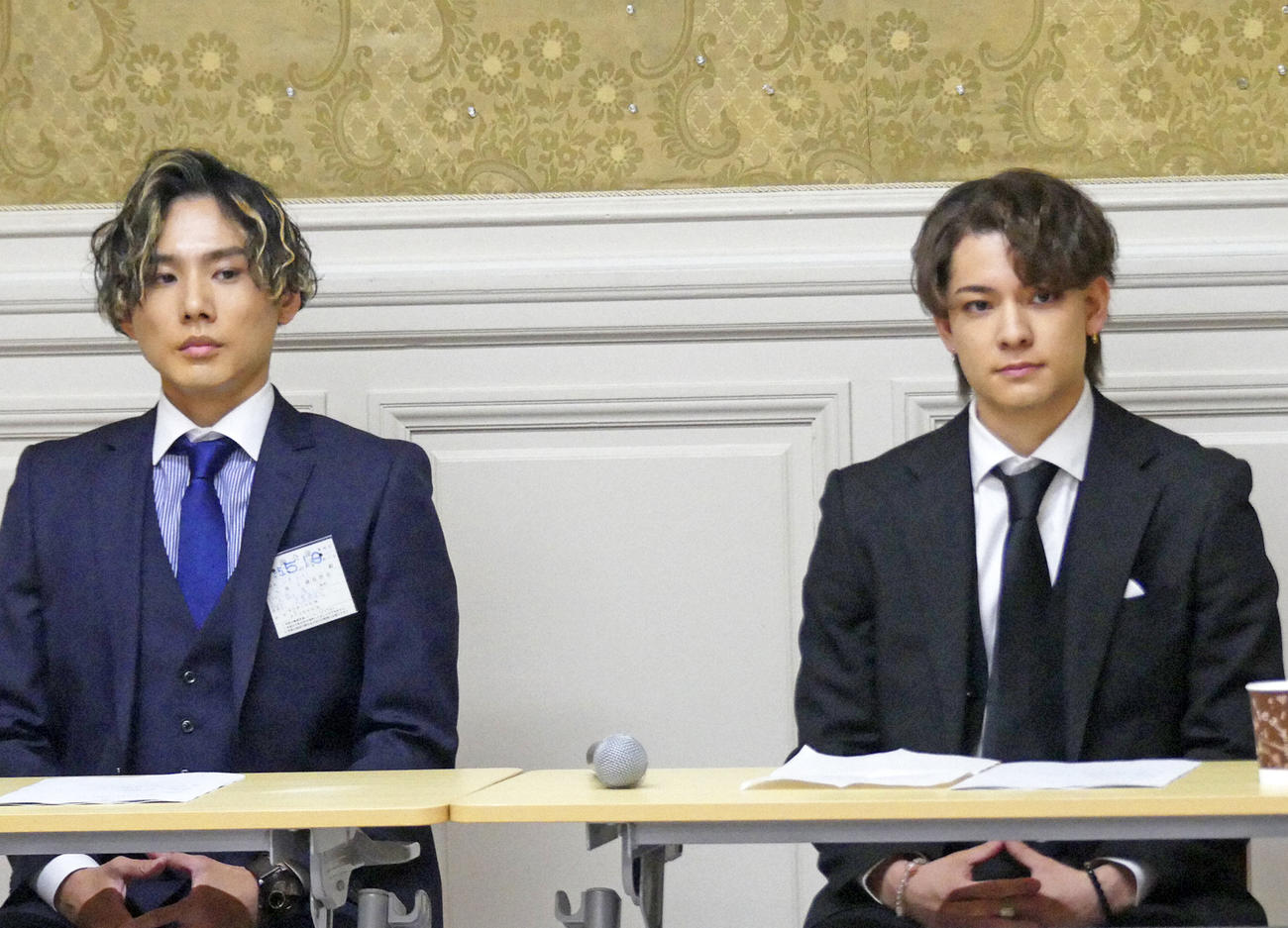 橋田康さん（左）とカウアン・オカモトさん（2023年5月撮影）