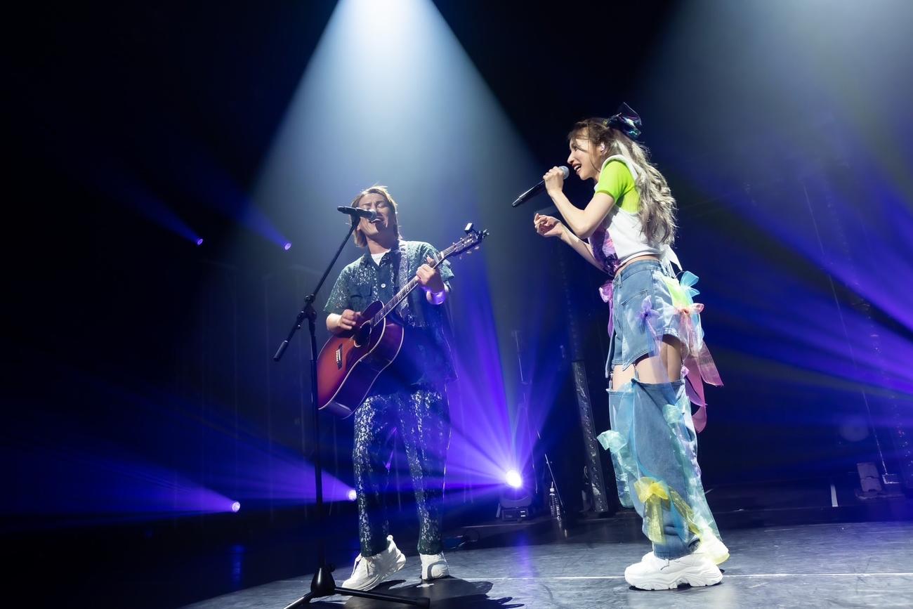 「後藤真希LIVE2023ー盛り上がるしか！？ー」。アンコールで登場し、弾き語りを披露する狩野英孝（左）と後藤真希