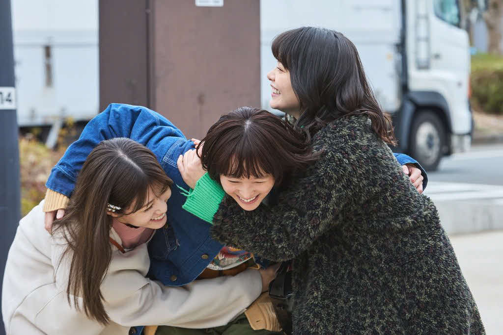左から生見愛瑠、清野菜名、岸井ゆきの