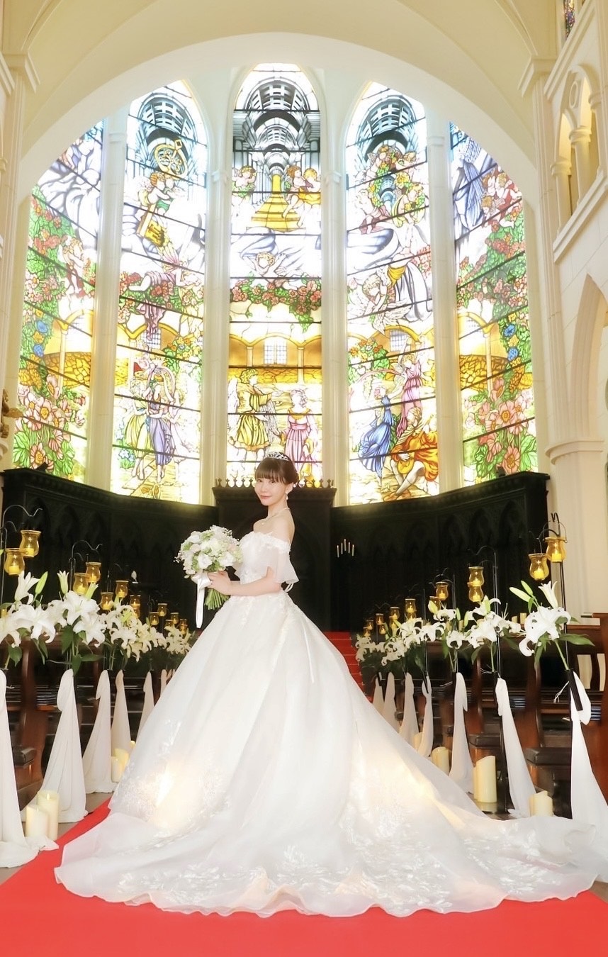 ウェディングドレス姿の西脇彩華