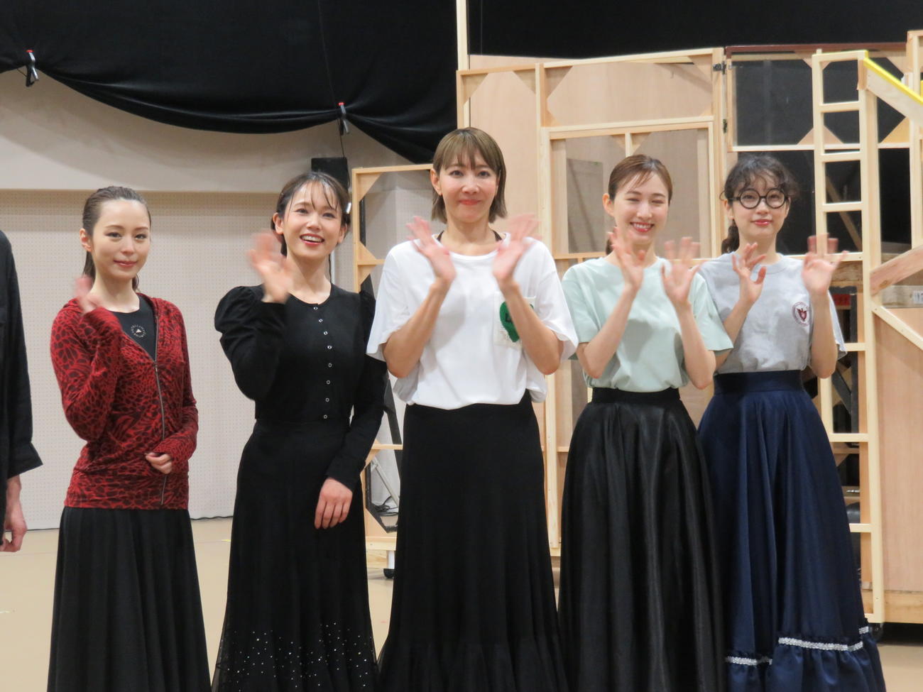 ミュージカル「FACTORY GIRLS～私が描く物語～」の取材会で手を振る（左から）平野綾、ソニン、柚希礼音、実咲凛音、清水くるみ