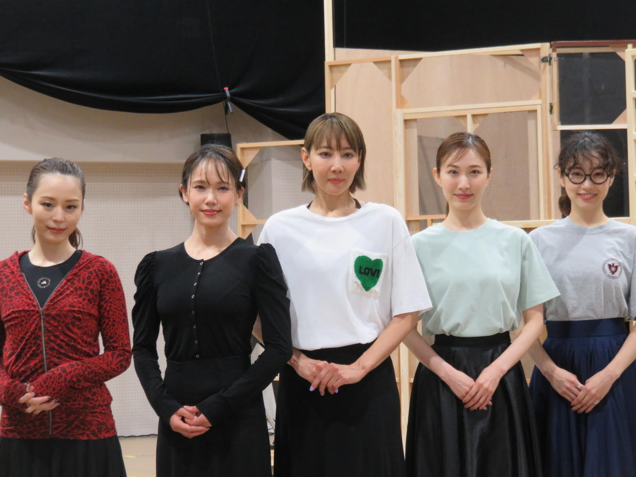 ミュージカル「FACTORY GIRLS～私が描く物語～」の公開稽古と取材会に出席した（左から）平野綾、ソニン、柚希礼音、実咲凛音、清水くるみ