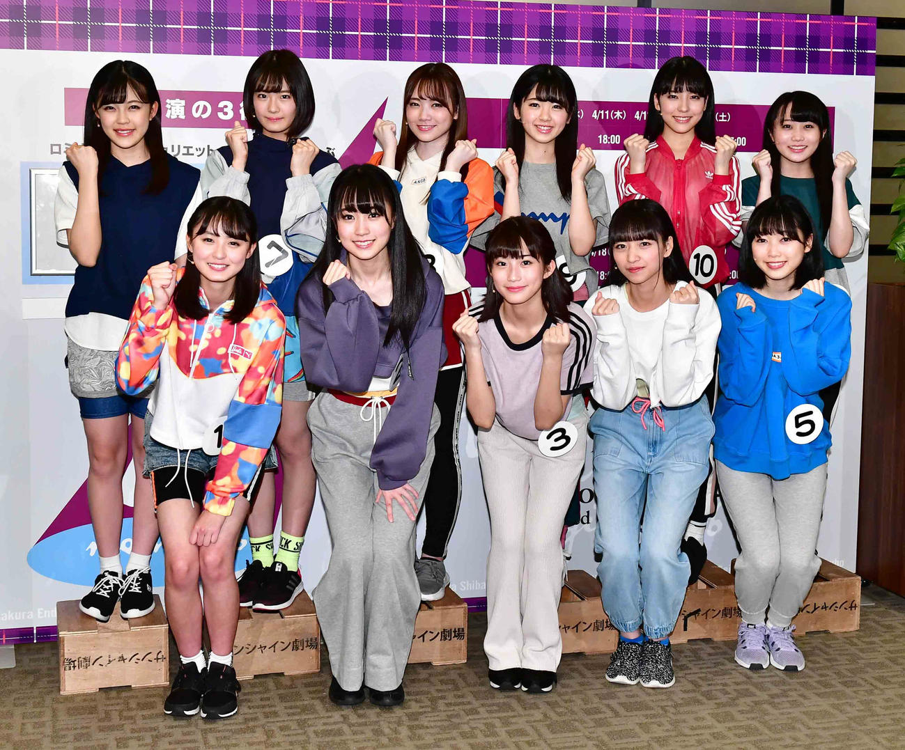 19年4月、4期生初公演「3人のプリンシパル」囲み取材に臨む前列左から遠藤さくら、賀喜遥香、掛橋沙耶香、金川紗耶、北川悠理、後列左から柴田柚菜、清宮レイ、田村真佑、筒井あやめ、早川聖来、矢久保美緒