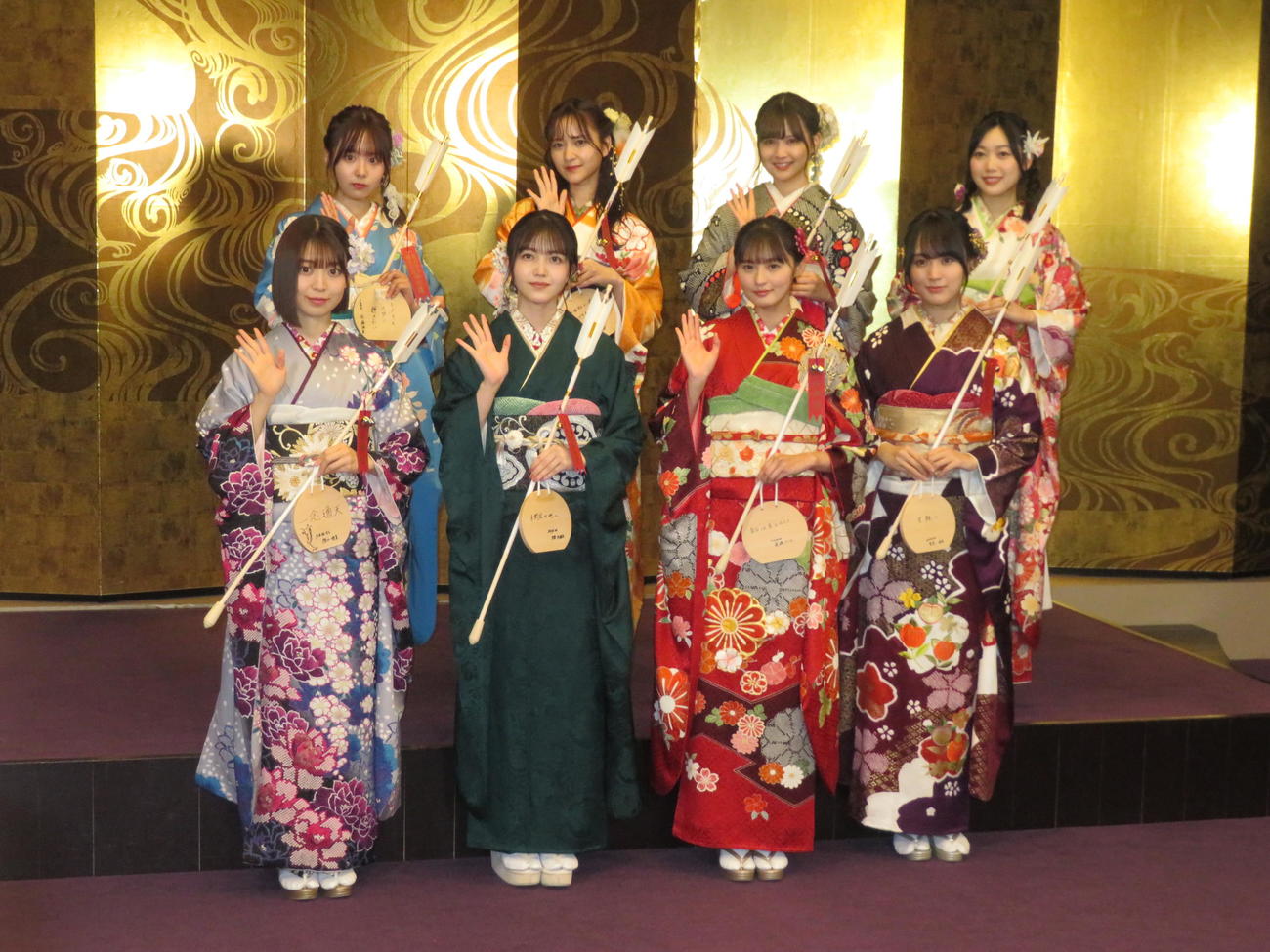 22年1月、乃木神社で成人式を行った乃木坂46の新成人メンバー。前列左から阪口珠美、久保史緒里、遠藤さくら、賀喜遥香。後列左から佐藤璃果、金川紗耶、中村麗乃、北川悠理
