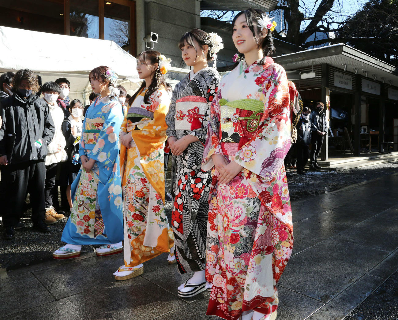 22年1月、新成人の参拝に向かう乃木坂46の、左から佐藤璃果、金川紗耶、中村麗乃、北川悠理
