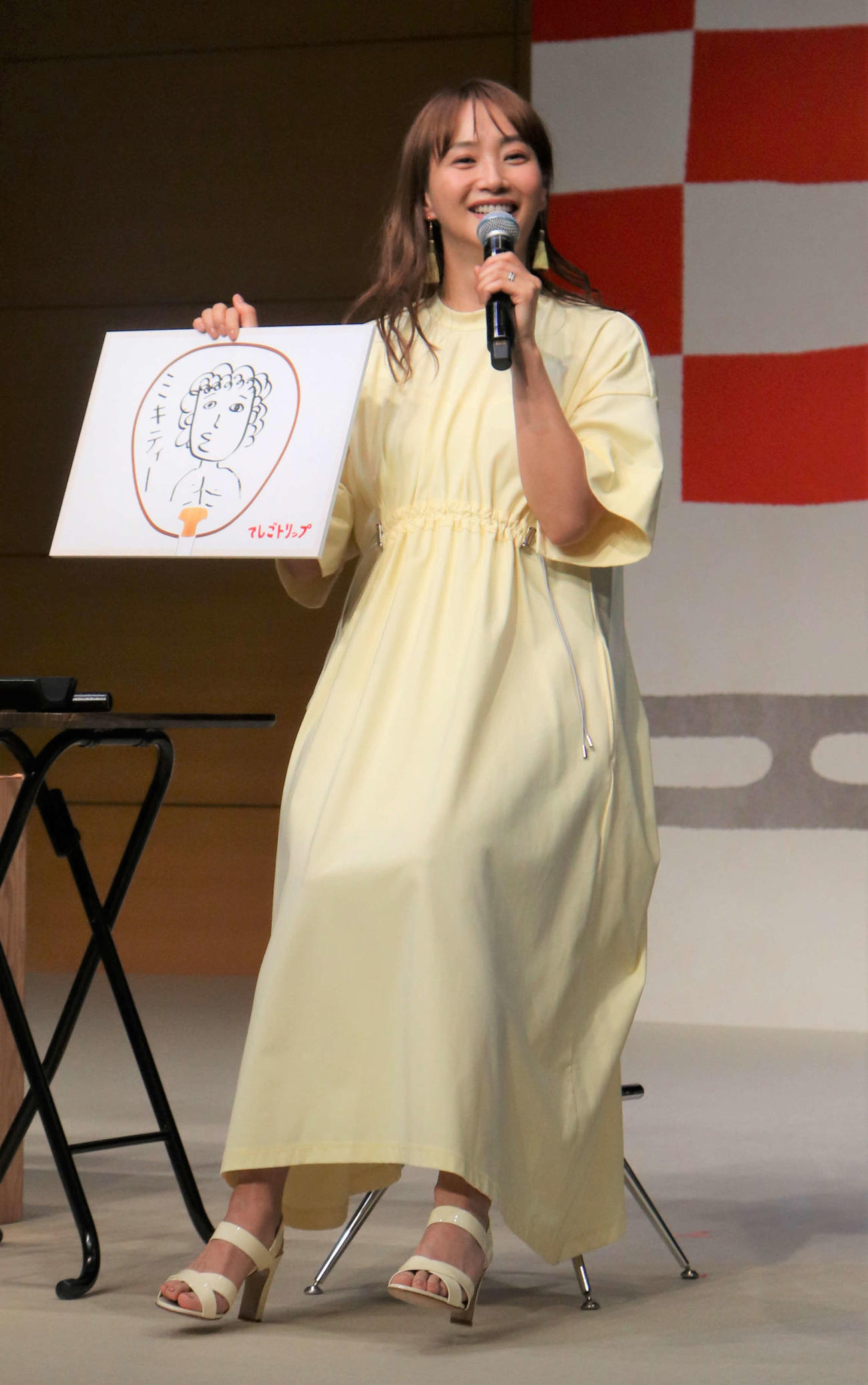 日本各地の伝統工芸に“弟子入り体験”をする「てしごトリップ」プロジェクト発表会に出席し、自身で考えたうちわのデザインを披露する藤本美貴（撮影・玉利朱音）