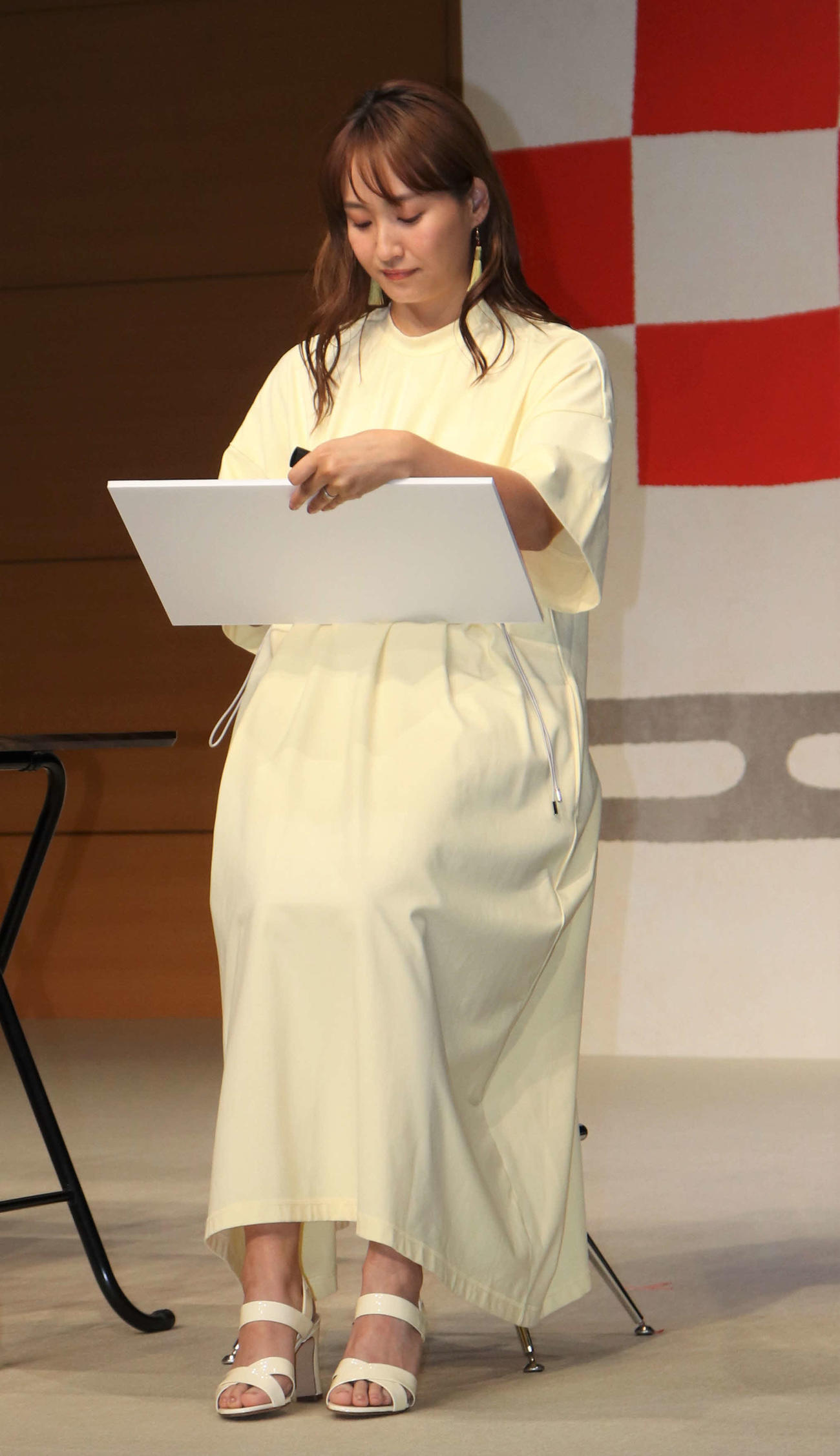 日本各地の伝統工芸に“弟子入り体験”をする「てしごトリップ」プロジェクト発表会に出席し、うちわデザインに挑戦する藤本美貴（撮影・玉利朱音）
