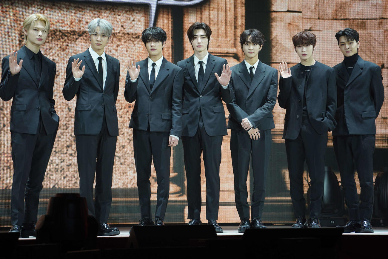 ショーケースを行った、ENHYPEN。左からNI－KI、HEESEUNG、JAKE、SUNGHOON、JUNGWON、SUNOO、JAY（撮影・佐藤勝亮）