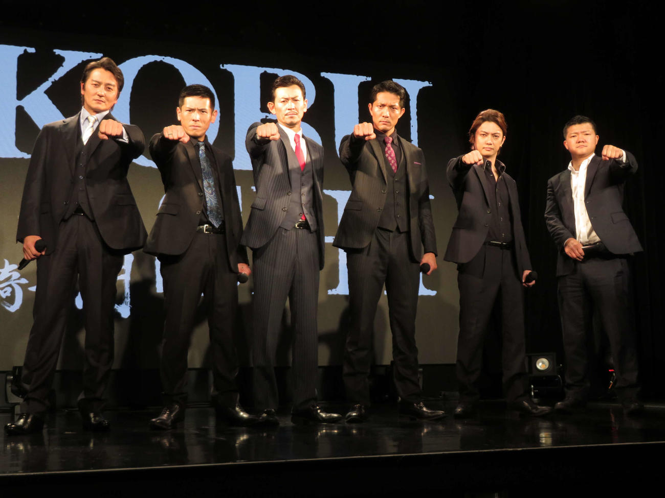 「KOBUSHI」ヒット祈願で気合を入れる、左から山崎一門の本宮泰風、中澤達也、舘昌美、北代高士、喜矢武豊と応援に駆けつけたKWORLD3ジムの亀田大毅会長（撮影・村上幸将）