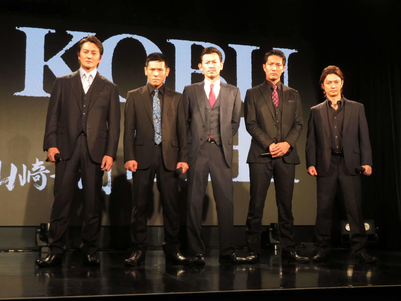 「KOBUSHI」ヒット祈願で気合を入れる、左から山崎一門の本宮泰風、中澤達也、舘昌美、北代高士、喜矢武豊（撮影・村上幸将）