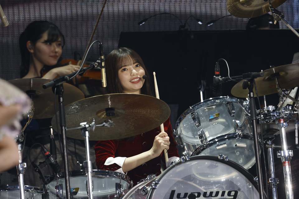卒業コンサートでドラムを演奏する齋藤飛鳥