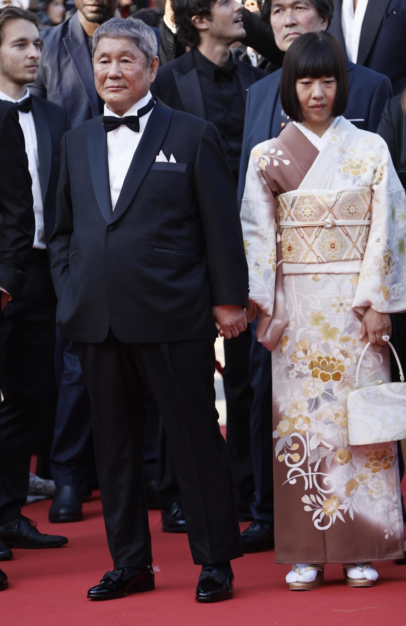 カンヌ国際映画祭　レッドカーペットを歩く北野武監督（左）と北野夫人（AP）