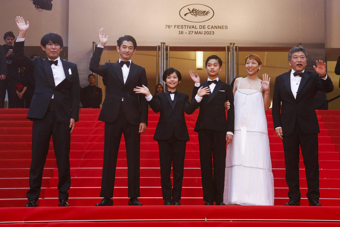 5月17日、レッドカーペットの上でポーズをとる「怪物」是枝裕和監督とキャスト陣。安藤サクラ、永山瑛太、黒川想矢、柊木陽太、坂元裕二氏（ロイター）