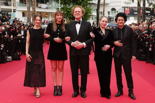 「ある視点部門」の審査員。ジョン・C・ライリー、アリス・ウィノクール、エミリー・ドゥケンヌ、パウラ・ベーア、デイヴィー・チョウ(ロイター)