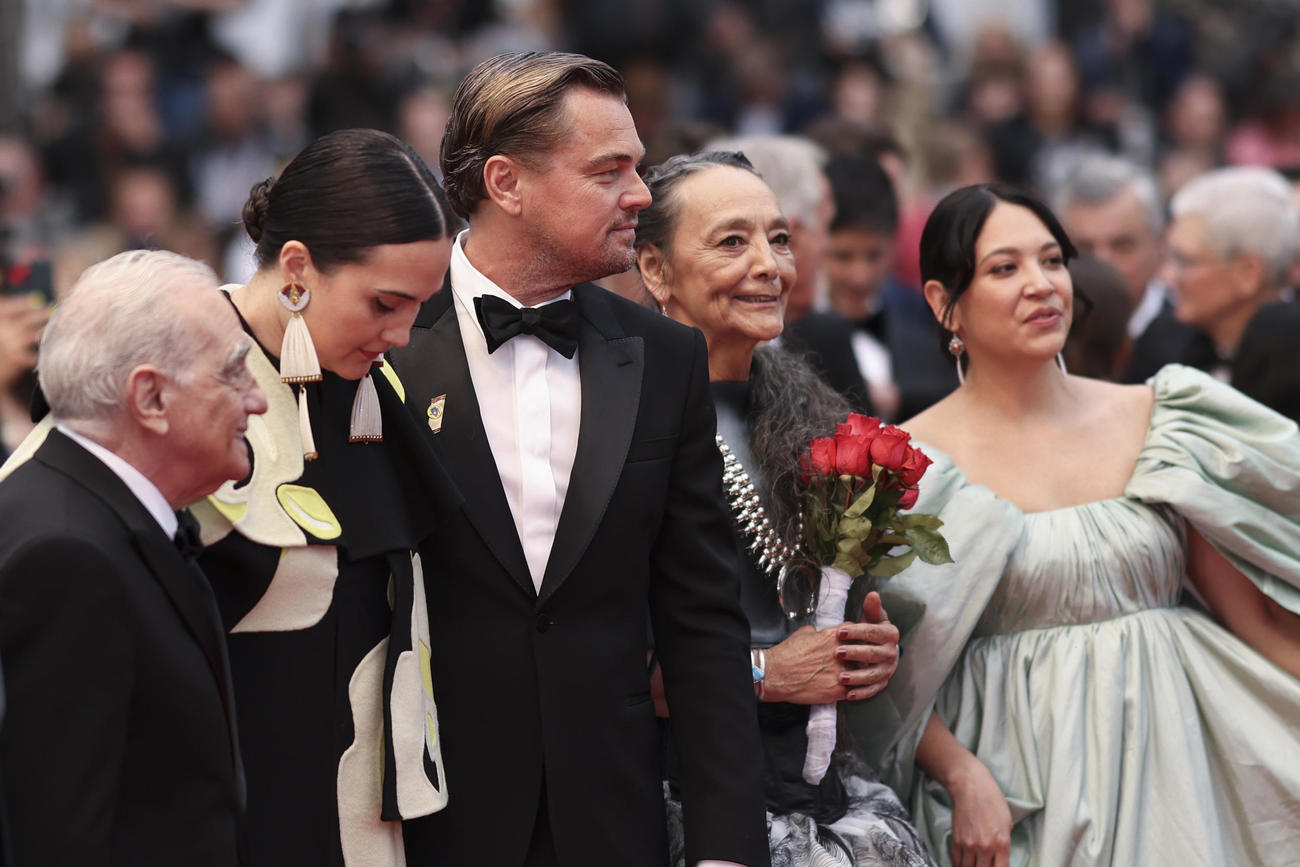 カンヌ映画祭に出席した、左からマーティン・スコセッシ監督、リリー・グラッドストン、レオナルド・ディカプリオ、タントゥー・カーディナル、ジリアン・ディオン（AP）