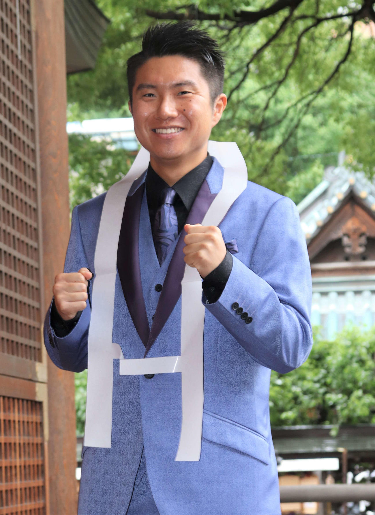 笑顔でガッツポーズを見せる一条貫太（奥）（撮影・玉利朱音）
