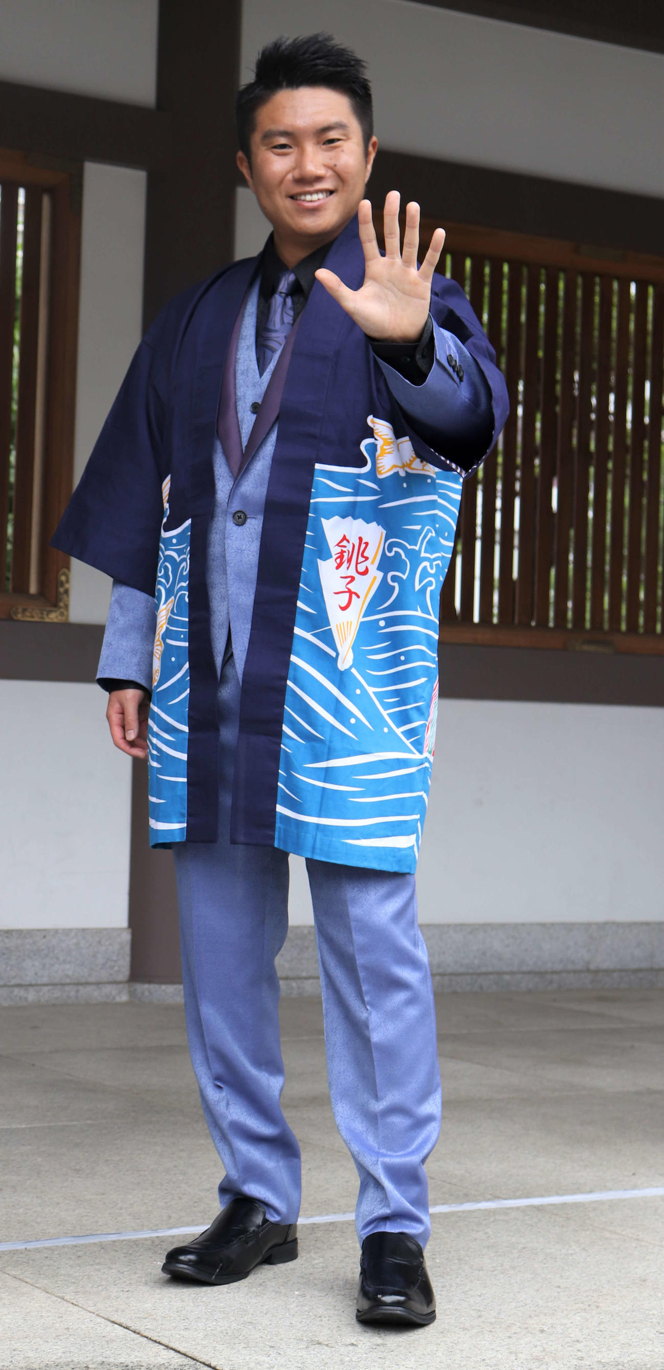 湯島天満宮でデビュー5周年を記念しポーズを取る一条貫太（撮影・玉利朱音）