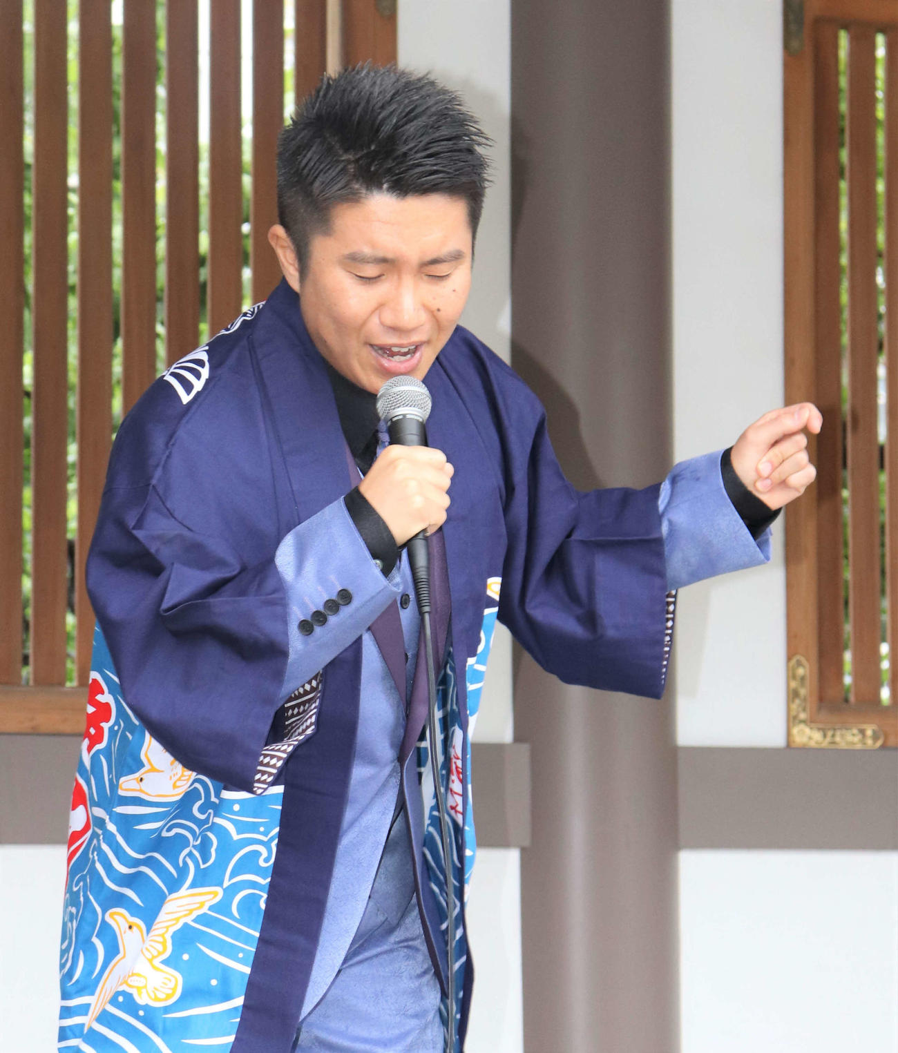 湯島天満宮で新曲ヒット祈願を行い「男の漁場」を歌唱する一条貫太（撮影・玉利朱音）