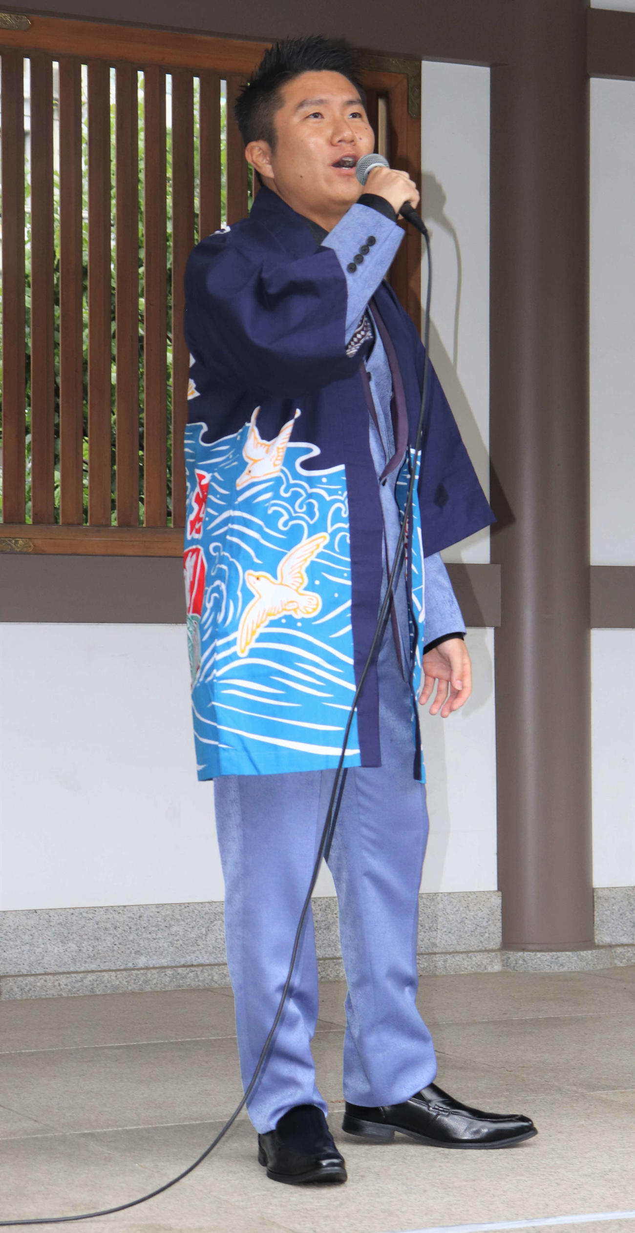 湯島天満宮で新曲ヒット祈願を行い「男の漁場」を歌唱する一条貫太（撮影・玉利朱音）