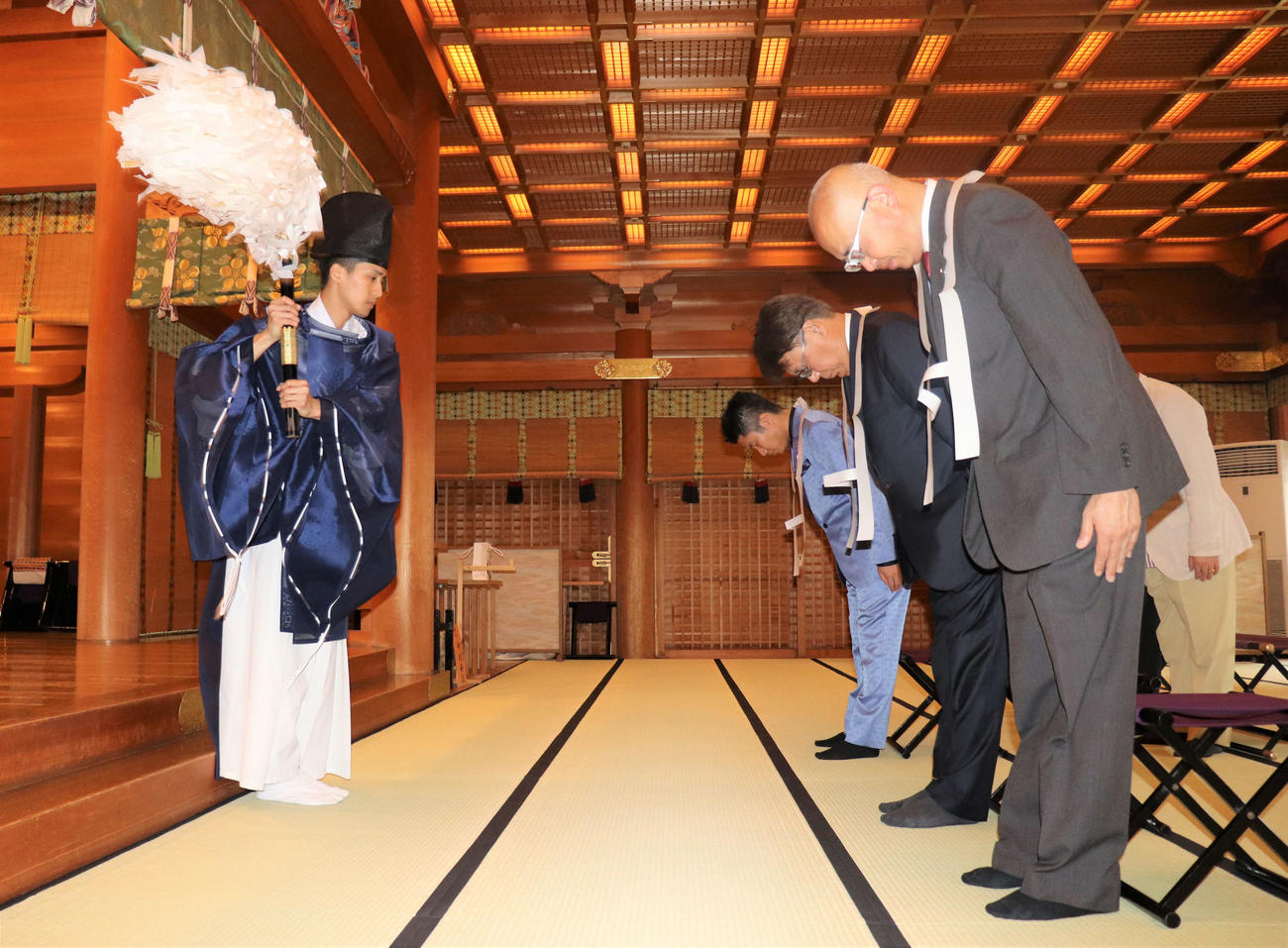 湯島天満宮で新曲ヒットを祈願し祈祷（きとう）を受ける一条貫太（奥）（撮影・玉利朱音）
