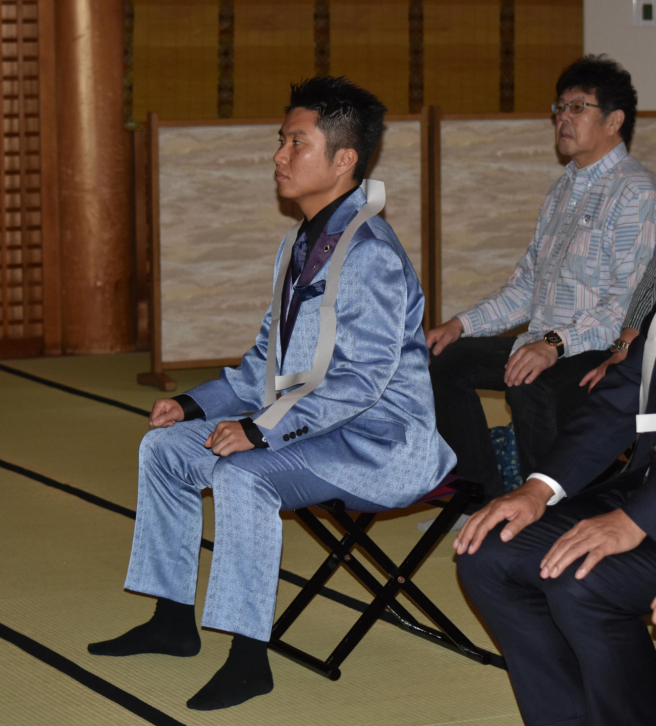 デビュー5周年記念曲「男の漁場」のヒット祈願をする一条貫太