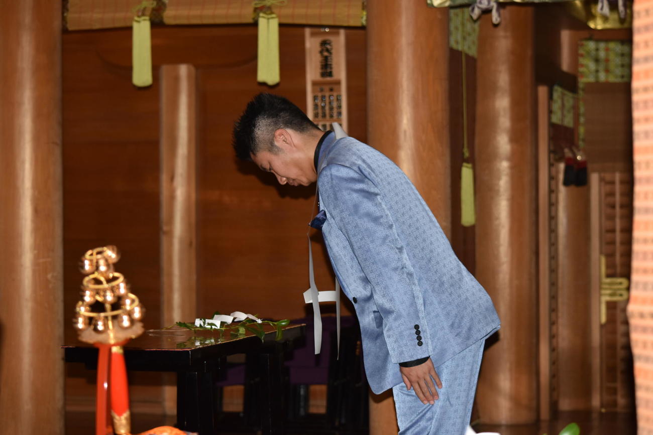デビュー5周年記念曲「男の漁場」のヒット祈願をする一条貫太
