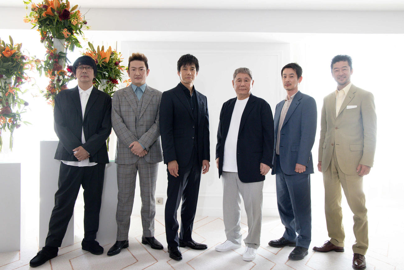 カンヌ映画祭「カンヌ・プレミア」上映を前に現地取材会で思いを語った、左から大森南朋、中村獅童、西島秀俊、北野武監督、加瀬亮、浅野忠信（C）若山和子