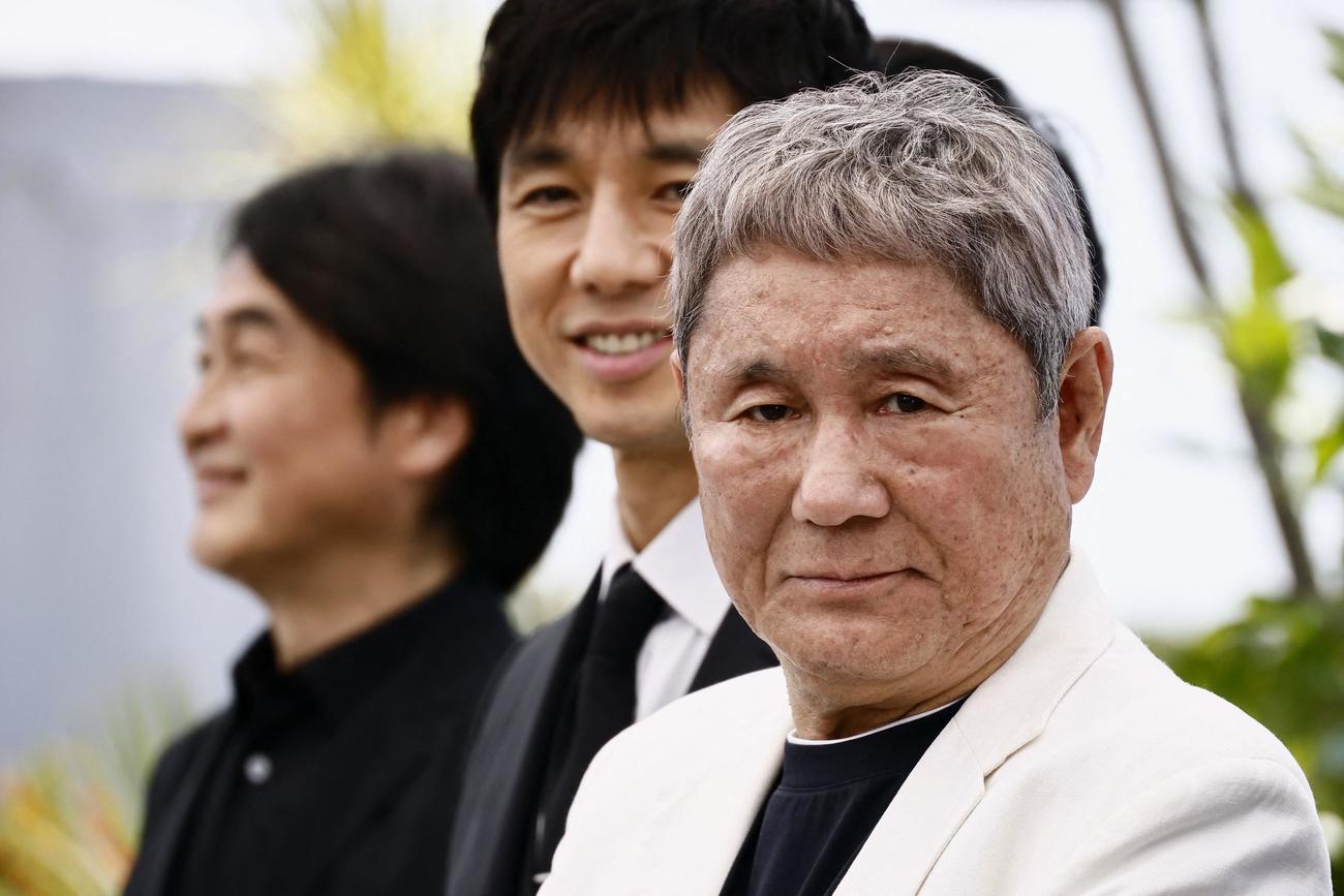カンヌ国際映画祭　ポーズをとる北野武監督（右）と西島秀俊（ロイター）