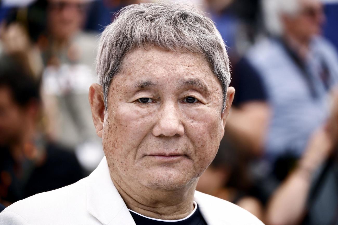 カンヌ国際映画祭　ポーズをとる北野武監督（ロイター）