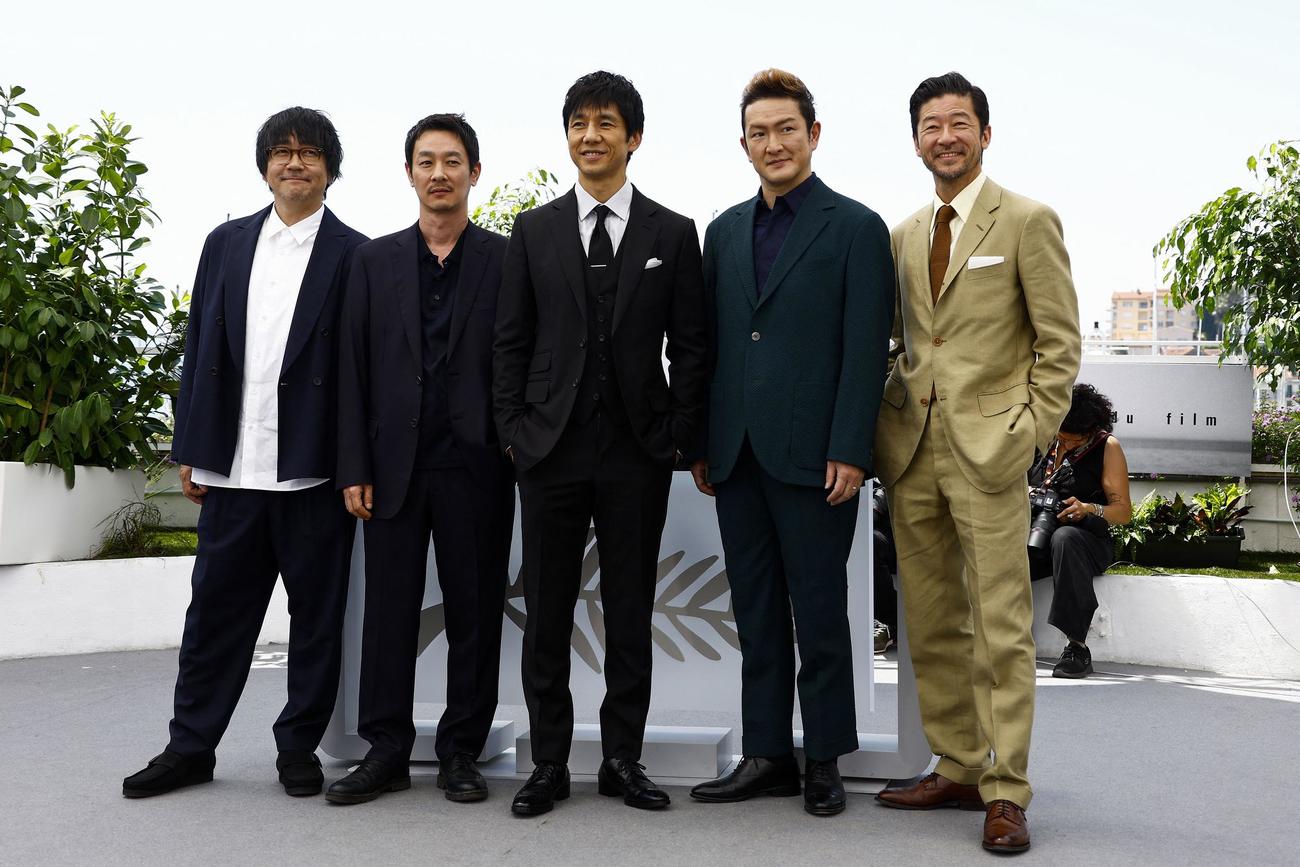 カンヌ国際映画祭　ポーズをとる左から大森南朋、加瀬亮、西島秀俊、中村獅童、浅野忠信（ロイター）