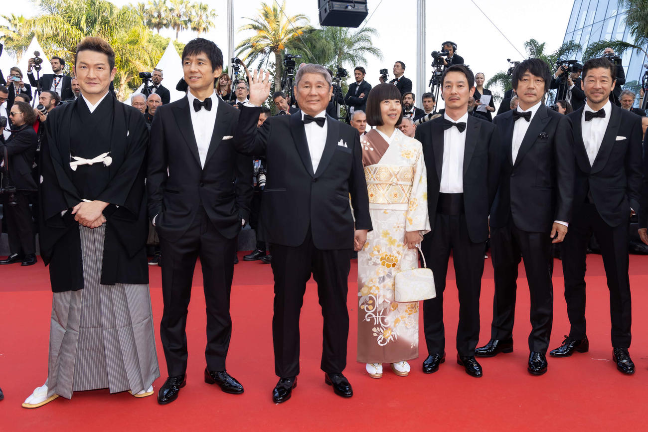 カンヌ映画祭「カンヌ・プレミア」での「首」上映を前にレッドカーペットを歩く、左から中村獅童、西島秀俊、北野武監督、北野夫人、加瀬亮、大森南朋、浅野忠信(C)若山和子